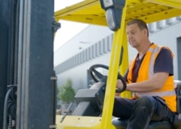 Collega op heftruckmachine