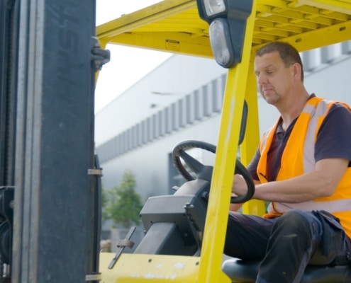 Collega op heftruckmachine