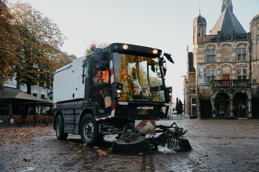 Reiniging straten, wegen en pleinen met veegwagen