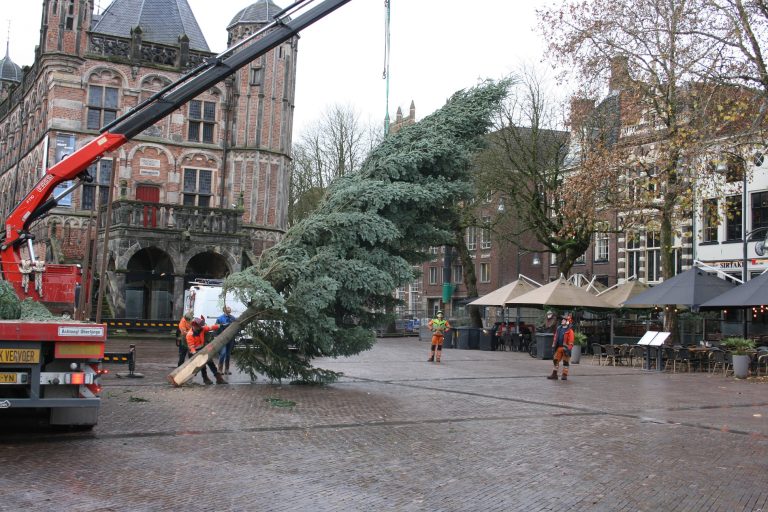 Opzetten kerstboom binnenstad Deventer